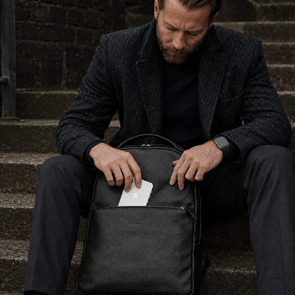Стильный деловой рюкзак с 19 карманами и отделениями BRIALDI Winston (Винстон) relief black BR35565NM Черный Brialdi, Артикул: BR35565NM фото №1