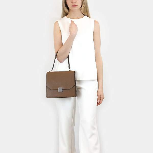 Классическая женская сумочка среднего размера BRIALDI Devi (Деви) relief brown BR47555VN Коричневый Brialdi, Артикул: BR47555VN фото №1