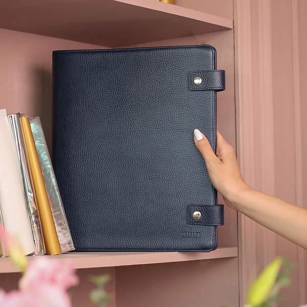 Большая папка с жестким каркасом для документов А4 BRIALDI Familydocs (документы всей семьи) relief navy BR49474UA Синий Brialdi, Артикул: BR49474UA фото №1