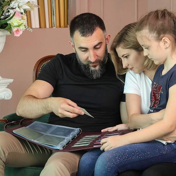 Большая папка с жестким каркасом для документов А4 BRIALDI Familydocs (документы всей семьи) relief cherry BR49475KA Бордовый Brialdi, Артикул: BR49475KA фото №1