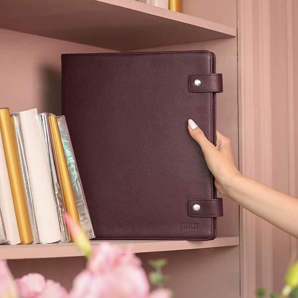 Большая папка с жестким каркасом для документов А4 BRIALDI Familydocs (документы всей семьи) relief cherry BR49475KA Бордовый Brialdi, Артикул: BR49475KA фото №1