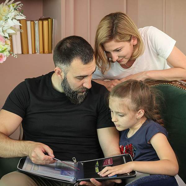 Папка для документов А4 с жесткой формой BRIALDI Mystory (Моя история) relief black BR49595CZ Черный Brialdi, Артикул: BR49595CZ фото №1