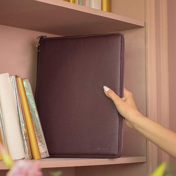 Папка для документов А4 с жесткой формой BRIALDI Mystory (Моя история) relief cherry BR49597XE Бордовый Brialdi, Артикул: BR49597XE фото №1