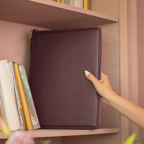 Папка для документов А4 с жесткой формой BRIALDI Mystory (Моя история) relief cherry BR49597XE Бордовый Brialdi, Артикул: BR49597XE фото №1