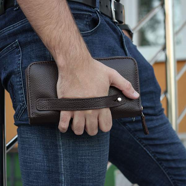 Мужской клатч с удобным внешним отделением BRIALDI Atom (Атом) relief brown BR50772EP Коричневый Brialdi, Артикул: BR50772EP фото №1