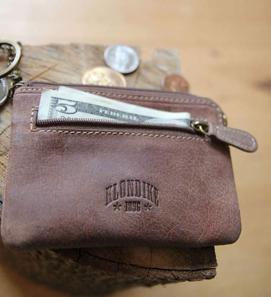 Ключница KLONDIKE «Tom», натуральная кожа в светло-коричневом цвете, 11 х 7,5 см KD1001-02 KLONDIKE 1896, Артикул: KD1001-02 фото №1