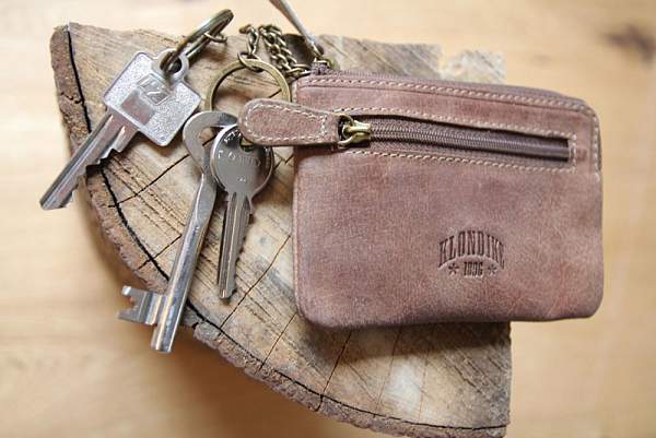 Ключница KLONDIKE «Tom», натуральная кожа в светло-коричневом цвете, 11 х 7,5 см KD1001-02 KLONDIKE 1896, Артикул: KD1001-02 фото №1