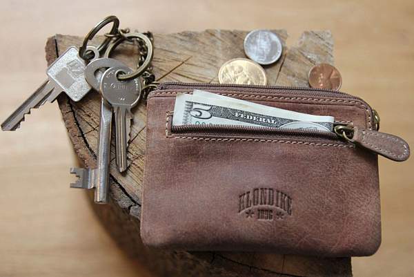 Ключница KLONDIKE «Tom», натуральная кожа в светло-коричневом цвете, 11 х 7,5 см KD1001-02 KLONDIKE 1896, Артикул: KD1001-02 фото №1