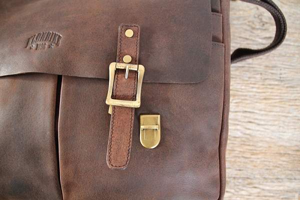 Сумка KLONDIKE «Barry», натуральная кожа в темно-коричневом цвете, 40 х 31 х 10 см KD1037-01 KLONDIKE 1896, Артикул: KD1037-01 фото №1