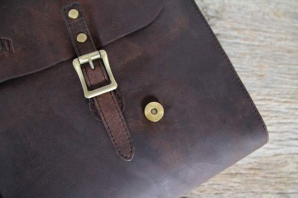 Сумка KLONDIKE «Brett», натуральная кожа в темно-коричневом цвете, 38 х 33 х 7 см KD1038-01 KLONDIKE 1896, Артикул: KD1038-01 фото №1