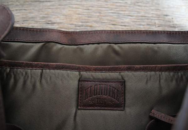 Сумка KLONDIKE «Brett», натуральная кожа в темно-коричневом цвете, 38 х 33 х 7 см KD1038-01 KLONDIKE 1896, Артикул: KD1038-01 фото №1