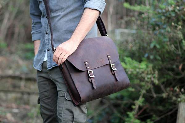 Сумка KLONDIKE «Brett», натуральная кожа в темно-коричневом цвете, 38 х 33 х 7 см KD1038-01 KLONDIKE 1896, Артикул: KD1038-01 фото №1