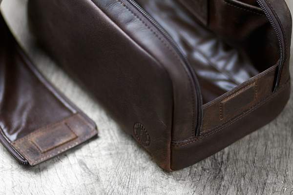 Несессер KLONDIKE DIGGER «Tad», натуральная кожа в темно-коричневом цвете, 25 x 17 x 15 см KD1046-03 KLONDIKE 1896, Артикул: KD1046-03 фото №1
