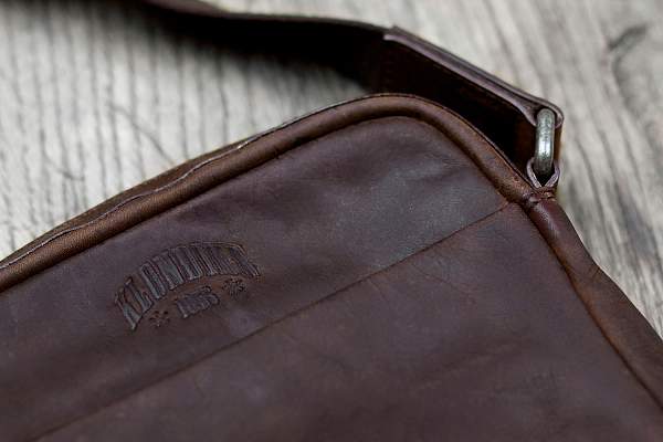 Сумка через плечо KLONDIKE DIGGER «Jake», натуральная кожа в темно-коричневом цвете, 26 x 22 x 7 см KD1047-03 KLONDIKE 1896, Артикул: KD1047-03 фото №1