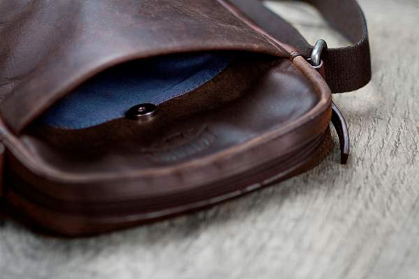 Сумка через плечо KLONDIKE DIGGER «Jake», натуральная кожа в темно-коричневом цвете, 26 x 22 x 7 см KD1047-03 KLONDIKE 1896, Артикул: KD1047-03 фото №1