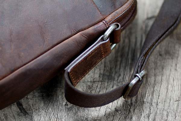 Сумка через плечо KLONDIKE DIGGER «Jake», натуральная кожа в темно-коричневом цвете, 26 x 22 x 7 см KD1047-03 KLONDIKE 1896, Артикул: KD1047-03 фото №1