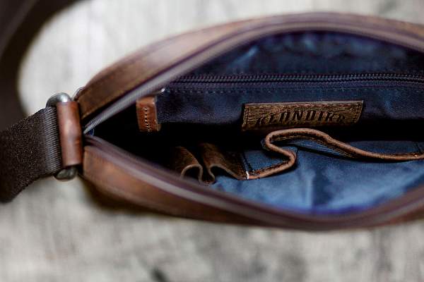 Сумка через плечо KLONDIKE DIGGER «Jake», натуральная кожа в темно-коричневом цвете, 26 x 22 x 7 см KD1047-03 KLONDIKE 1896, Артикул: KD1047-03 фото №1