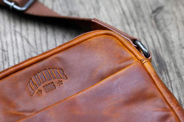 Сумка через плечо KLONDIKE DIGGER «Jake», натуральная кожа цвета коньяк, 26 x 22 x 7 см KD1047-04 KLONDIKE 1896, Артикул: KD1047-04 фото №1