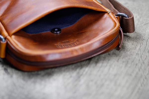 Сумка через плечо KLONDIKE DIGGER «Jake», натуральная кожа цвета коньяк, 26 x 22 x 7 см KD1047-04 KLONDIKE 1896, Артикул: KD1047-04 фото №1