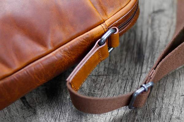 Сумка через плечо KLONDIKE DIGGER «Jake», натуральная кожа цвета коньяк, 26 x 22 x 7 см KD1047-04 KLONDIKE 1896, Артикул: KD1047-04 фото №1