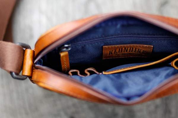 Сумка через плечо KLONDIKE DIGGER «Jake», натуральная кожа цвета коньяк, 26 x 22 x 7 см KD1047-04 KLONDIKE 1896, Артикул: KD1047-04 фото №1