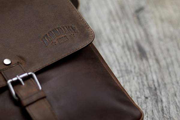 Сумка через плечо KLONDIKE DIGGER «Erin», натуральная кожа в темно-коричневом цвете, 25 x 28 x 6 см KD1049-03 KLONDIKE 1896, Артикул: KD1049-03 фото №1