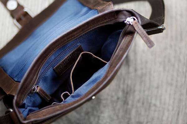 Сумка через плечо KLONDIKE DIGGER «Erin», натуральная кожа в темно-коричневом цвете, 25 x 28 x 6 см KD1049-03 KLONDIKE 1896, Артикул: KD1049-03 фото №1