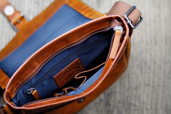 Сумка через плечо KLONDIKE DIGGER «Erin», натуральная кожа цвета коньяк, 32 x 28 x 8 см KD1049-04 KLONDIKE 1896, Артикул: KD1049-04 фото №1