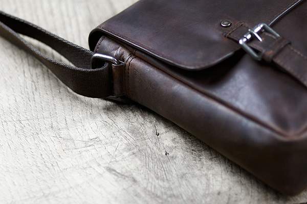 Сумка через плечо KLONDIKE DIGGER «Joe», натуральная кожа в темно-коричневом цвете, 28 x 32 x 8 см KD1050-03 KLONDIKE 1896, Артикул: KD1050-03 фото №1