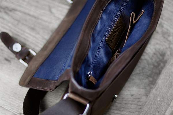 Сумка через плечо KLONDIKE DIGGER «Joe», натуральная кожа в темно-коричневом цвете, 28 x 32 x 8 см KD1050-03 KLONDIKE 1896, Артикул: KD1050-03 фото №1