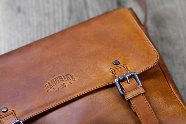 Сумка через плечо KLONDIKE DIGGER «Joe», натуральная кожа цвета коньяк, 28 x 32 x 8 см KD1050-04 KLONDIKE 1896, Артикул: KD1050-04 фото №1