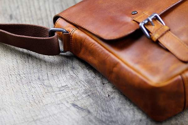 Сумка через плечо KLONDIKE DIGGER «Joe», натуральная кожа цвета коньяк, 28 x 32 x 8 см KD1050-04 KLONDIKE 1896, Артикул: KD1050-04 фото №1