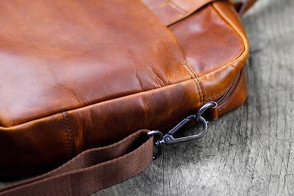 Сумка KLONDIKE DIGGER «Mavis», натуральная кожа цвета коньяк, 32 x 40 x 8 см KD1051-04 KLONDIKE 1896, Артикул: KD1051-04 фото №1