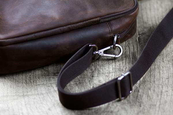 Сумка KLONDIKE DIGGER «Earl», натуральная кожа в темно-коричневом цвете, 29 x 38 x 9 см KD1052-03 KLONDIKE 1896, Артикул: KD1052-03 фото №1