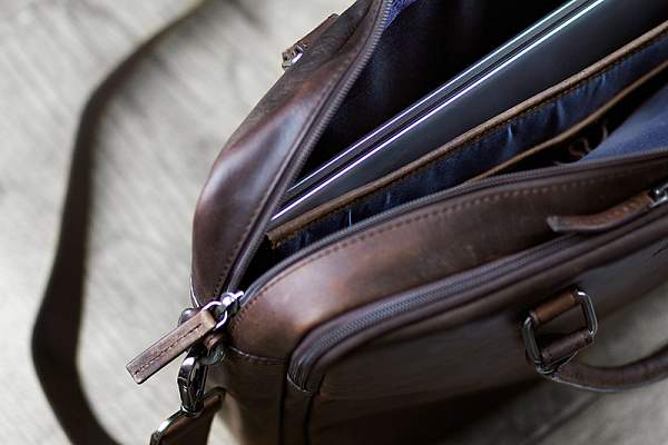 Сумка KLONDIKE DIGGER «Earl», натуральная кожа в темно-коричневом цвете, 29 x 38 x 9 см KD1052-03 KLONDIKE 1896, Артикул: KD1052-03 фото №1