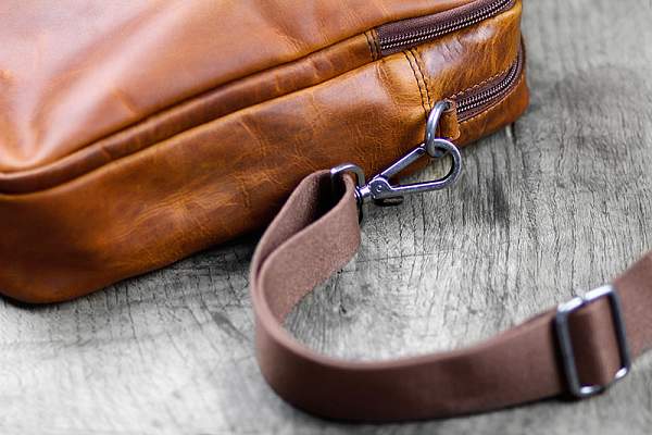 Сумка KLONDIKE DIGGER «Earl», натуральная кожа цвета коньяк, 29 x 38 x 9 см KD1052-04 KLONDIKE 1896, Артикул: KD1052-04 фото №1