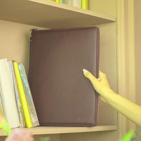 Папка для документов А4 с жесткой формой BRIALDI Mystory (Моя история) relief mauve BR53485SK Бордовый Brialdi, Артикул: BR53485SK фото №1