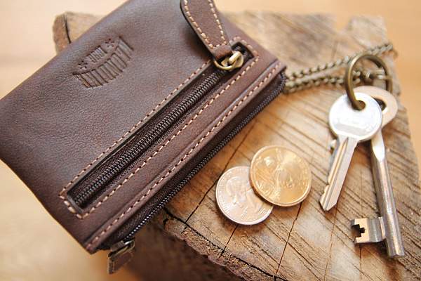 Ключница KLONDIKE «Luke», натуральная кожа в темно-коричневом цвете, 11 х 7,5 см KD1000-03 KLONDIKE 1896, Артикул: KD1000-03 фото №1