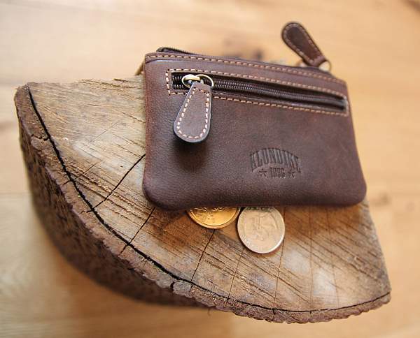 Ключница KLONDIKE «Luke», натуральная кожа в темно-коричневом цвете, 11 х 7,5 см KD1000-03 KLONDIKE 1896, Артикул: KD1000-03 фото №1