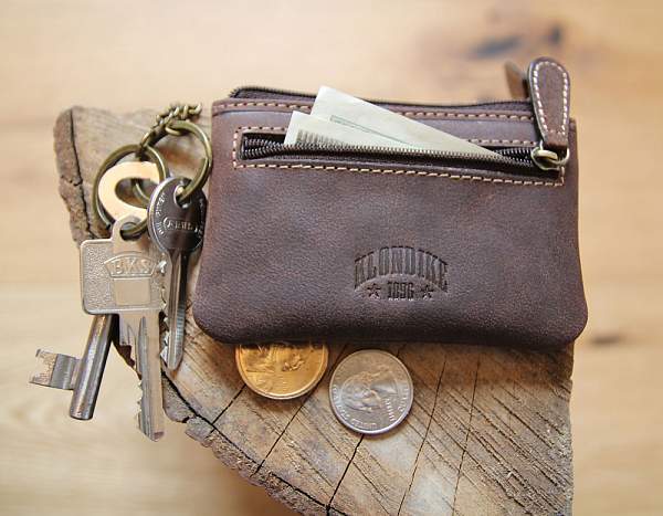 Ключница KLONDIKE «Luke», натуральная кожа в темно-коричневом цвете, 11 х 7,5 см KD1000-03 KLONDIKE 1896, Артикул: KD1000-03 фото №1