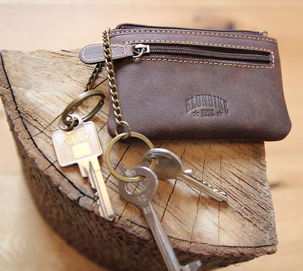 Ключница KLONDIKE «Luke», натуральная кожа в темно-коричневом цвете, 11 х 7,5 см KD1000-03 KLONDIKE 1896, Артикул: KD1000-03 фото №1