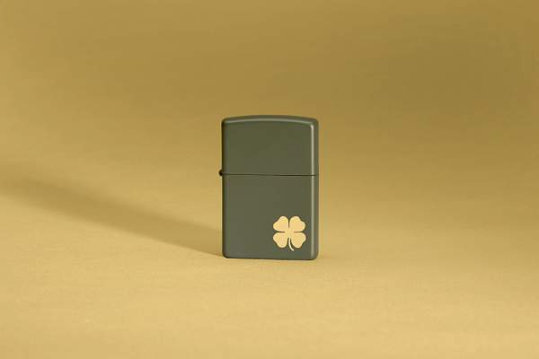 Зажигалка ZIPPO Four Leaf Clover с покрытием Green Matte, латунь/сталь, зеленая, 38x13x57 мм 49796 Zippo, Артикул: 49796 фото №1