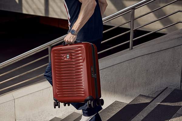 Чемодан VICTORINOX Airox, красный, 100% поликарбонат Makrolon, 40x20x55 см, 33 л 612498 Victorinox, Артикул: 612498 фото №1