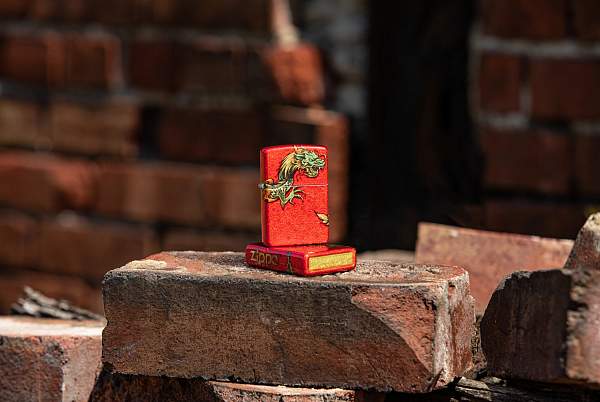 Зажигалка ZIPPO Dragon Design с покрытием 540 Tumbled Brass, латунь/сталь, разноцветная, 38x13x57 мм 48513 Zippo, Артикул: 48513 фото №1