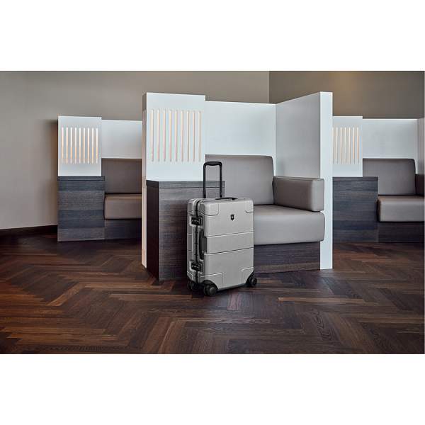 Чемодан VICTORINOX Lexicon Framed, серебристый, 100% поликарбонат Makrolon, 40x20x55 см, 33 л 610536 Victorinox, Артикул: 610536 фото №1