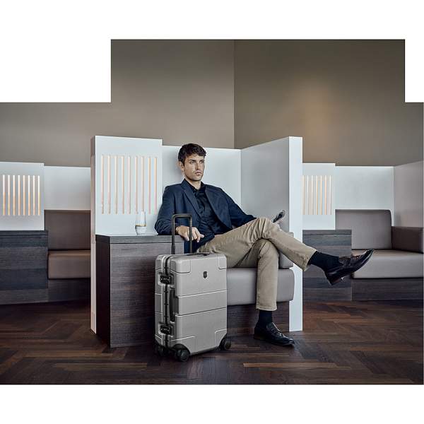 Чемодан VICTORINOX Lexicon Framed, серебристый, 100% поликарбонат Makrolon, 40x20x55 см, 33 л 610536 Victorinox, Артикул: 610536 фото №1