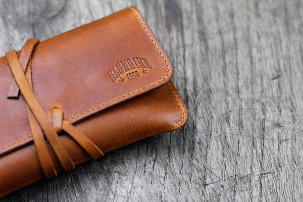Кисет для табака KLONDIKE DIGGER «George», натуральная кожа в коньячном цвете, 16 х 8,5 х 1 см KD1055-04 KLONDIKE 1896, Артикул: KD1055-04 фото №1