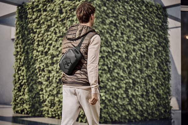 Рюкзак с одним плечевым ремнём VICTORINOX Touring 2.0, черный, полиэстер 600D, 30x11x17 см, 8 л 612128 Victorinox, Артикул: 612128 фото №1