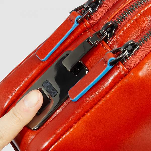 Клатч с тремя отделениями и замком Piquadro AC6902B2R/CU4 оранжевый Piquadro, Артикул: AC6902B2R/CU4 фото №1