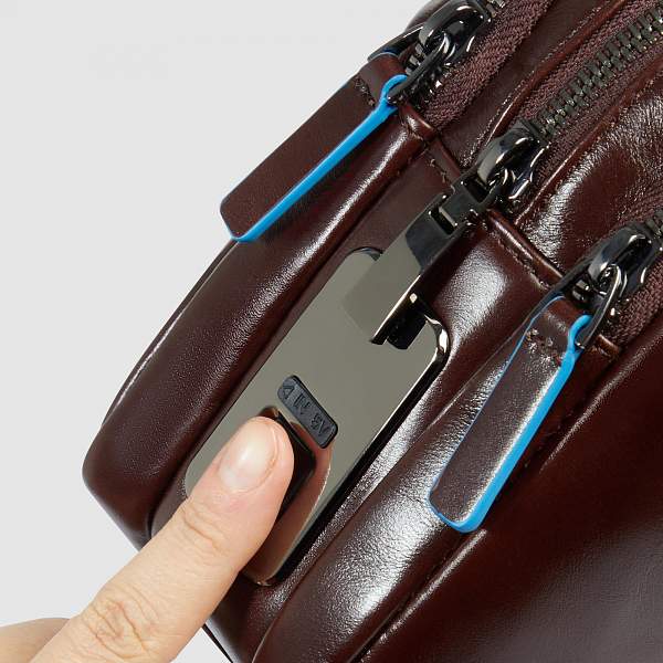 Клатч с тремя отделениями и замком Piquadro AC6902B2R/MO коричневый Piquadro, Артикул: AC6902B2R/MO фото №1